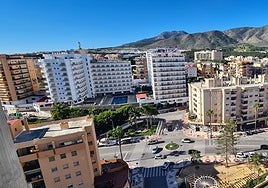 Vista de Torremolinos, desde el Conjunto Los Manantiales, con la sierra al fondo.