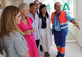 La consejera de Salud y Consumo, Rocío Hernández, durante la visita.