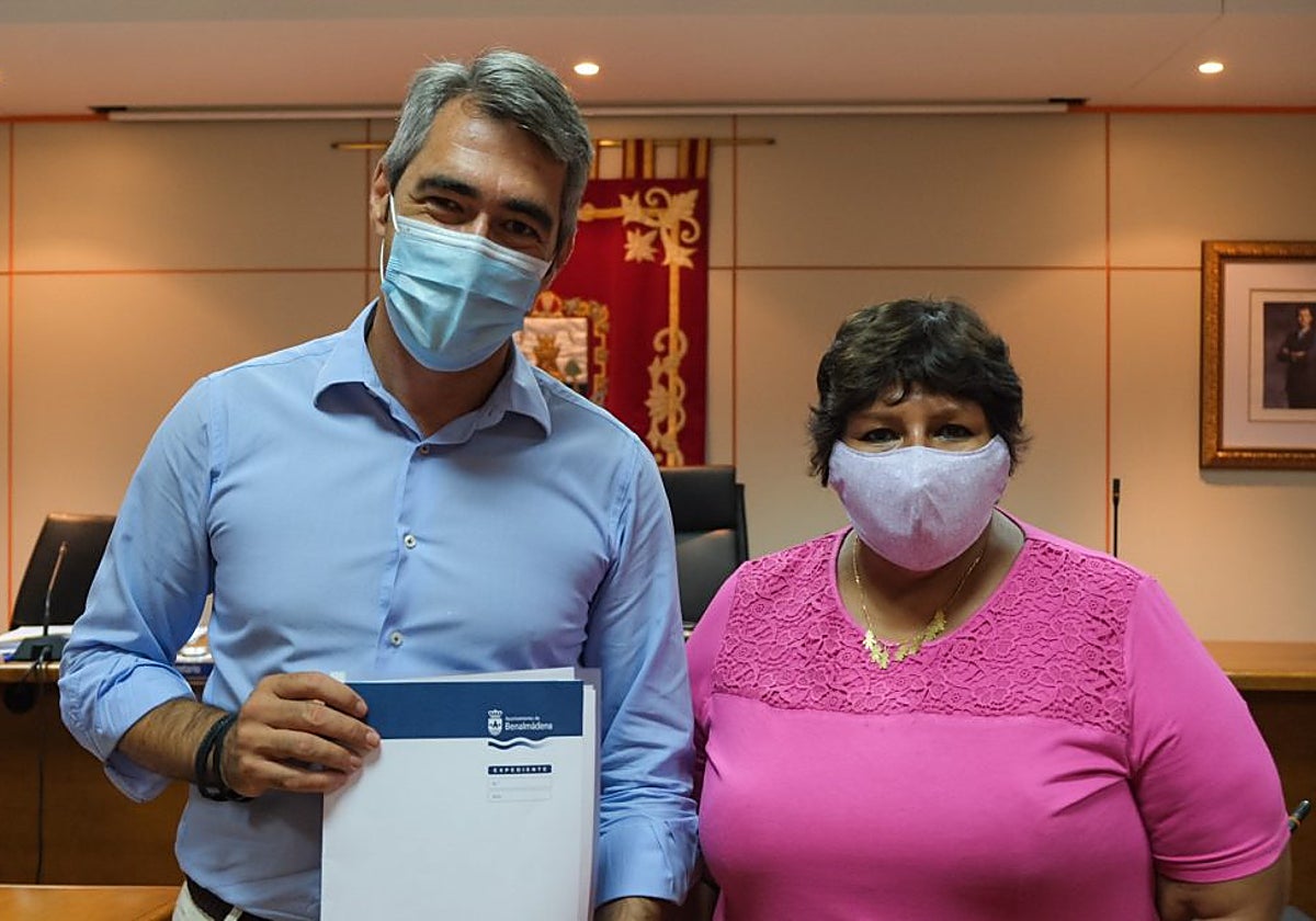 Navas y la exedil de Bienestar Social, Alicia Ladagga, tras aprobar el pleno el plan de empleo de 2020.