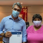Navas y la exedil de Bienestar Social, Alicia Ladagga, tras aprobar el pleno el plan de empleo de 2020.