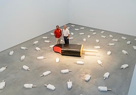 Juan Miguel Quiñones junto al alcalde de Estepona, García Urbano, en el Centro Cultural Mirador del Carmen, junto a una de sus instalaciones escultóricas.