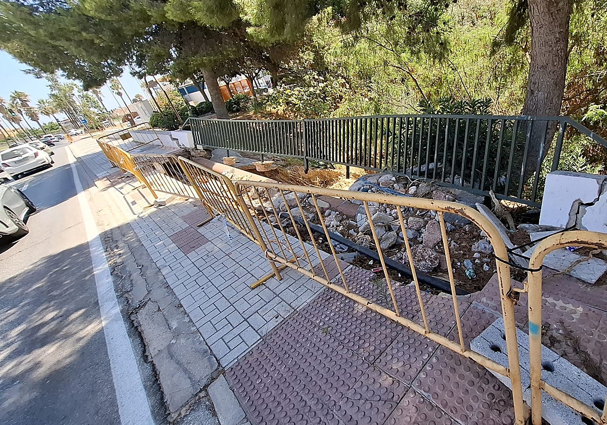 Acerado e infraestructuras de servicio maltrechas, en la A-368, en el encauzamiento del arroyo del Pinillo.