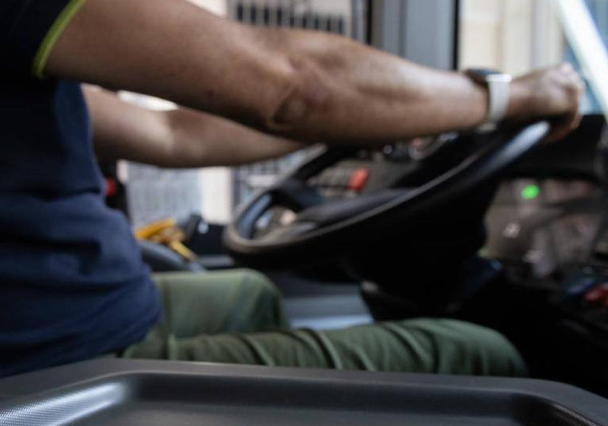 Una empresa tendrá que indemnizar con 7.500 euros a un conductor de autobuses por despedirlo al día siguiente de iniciar su baja médica