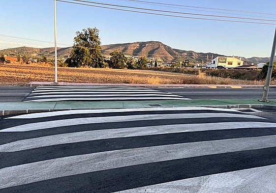 Paso de peatones mejora tras las obras en la carretera del aeropuerto.