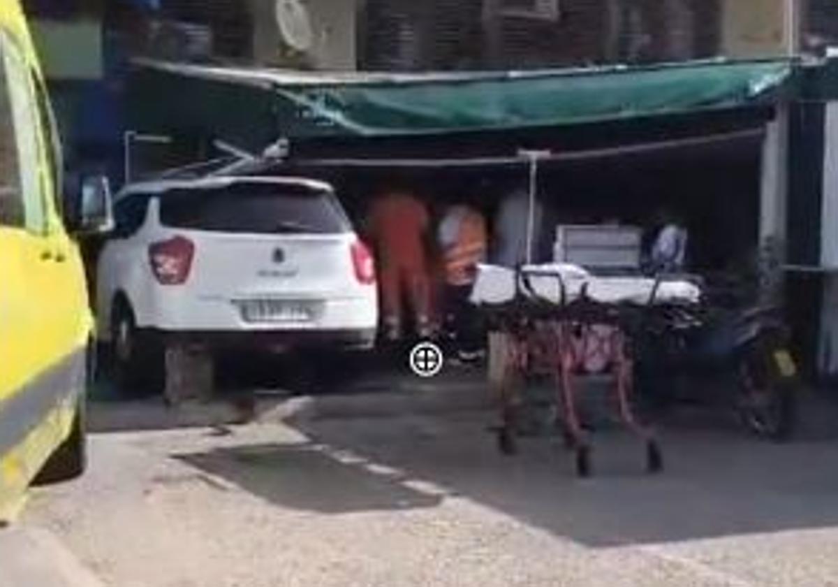 Un coche se empotra contra la terraza de un bar en Rincón de la Victoria: hay dos heridos graves en el hospital