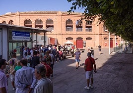 Ambiente ante las taquillas en la mañana de este viernes.