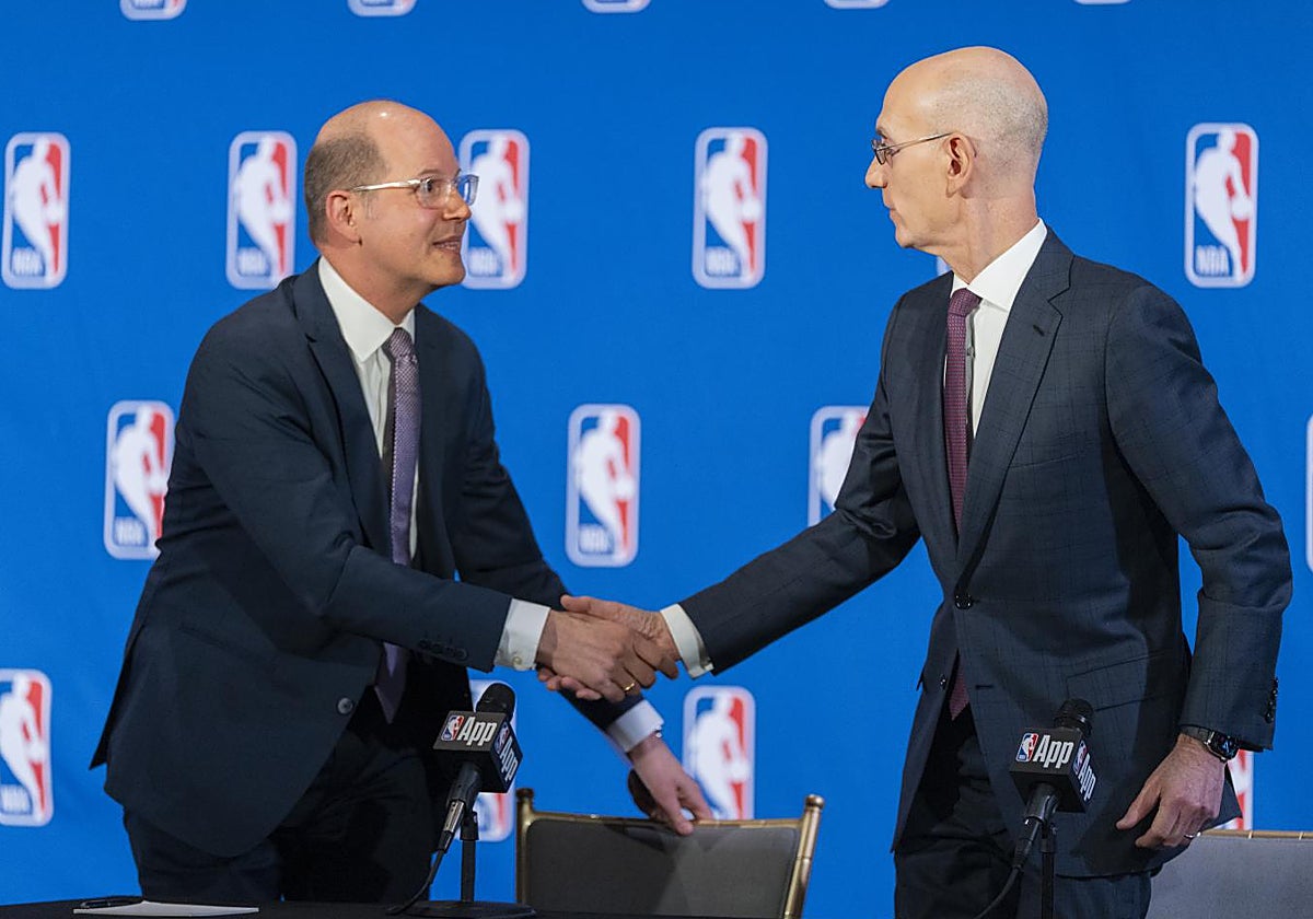 El secretario general de la FIBA Andreas Zagklis y el comisionado de la NBA, Adam Silver.