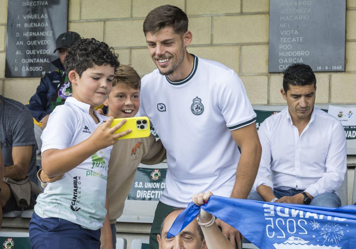 Montero se fotografía con unos niños.
