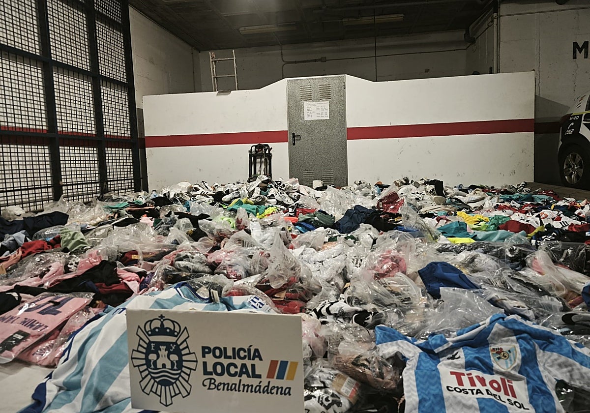 Entre los artículos intervenidos hay equipaciones de fútbol, zapatillas deportivas y bolsos.