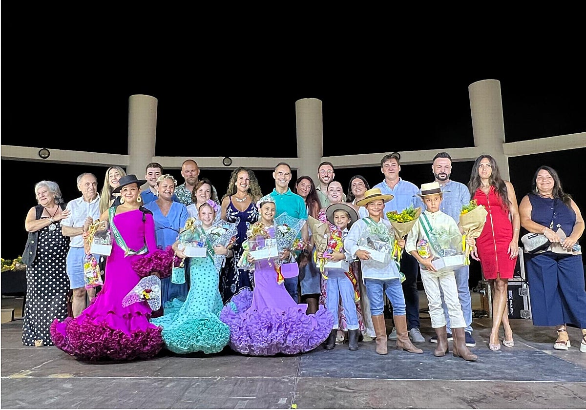 Foto de familia del alcalde con las Reinas y Caballeros de las fiestas en sus distintas modalidades por edades.