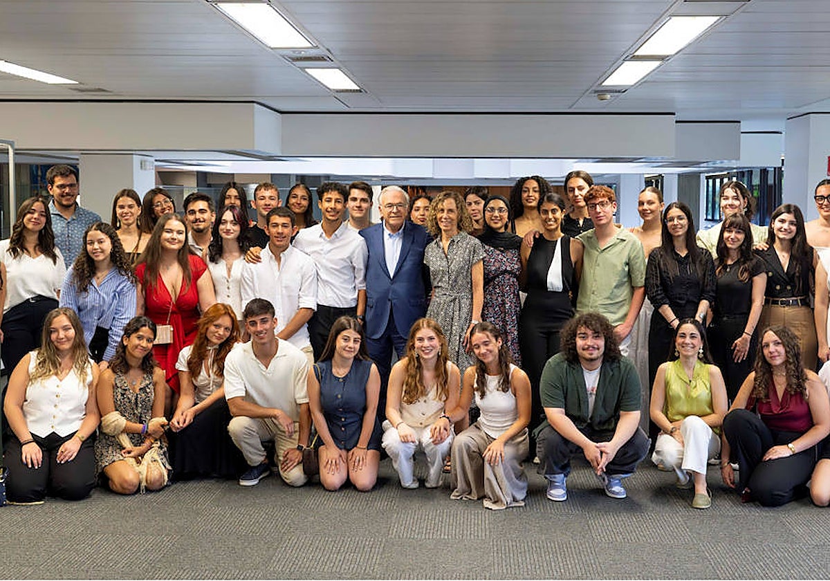 El presidente de la Fundación »la Caixa», Isidro Fainé, con los becados de grado de la convocatoria de 2023.