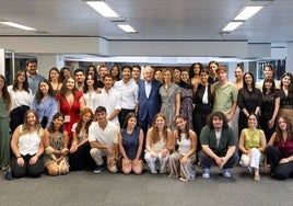 El presidente de la Fundación »la Caixa», Isidro Fainé, con los becados de grado de la convocatoria de 2023.
