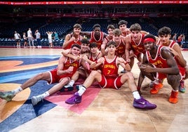 El equipo español celebra el pase a la final, Rodríguez, con el número 14.