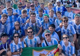 Peregrinos de Málaga con la blanquiazul en Roma.