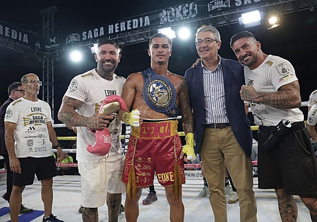 Los hermanos Alejandro y Boris Heredia, en los extremos, junto a Samuel Molina (con su cinturón) y Francisco Salado, después del combate nulo de este madrugada.