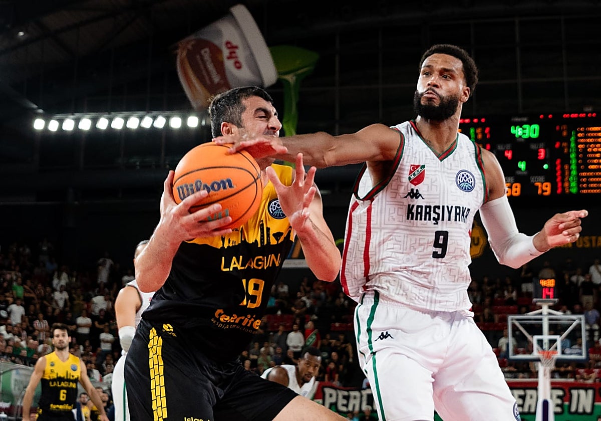 James Webb trata de quitarle el balón a Shermadini en un Karsiyaka-Tenerife.