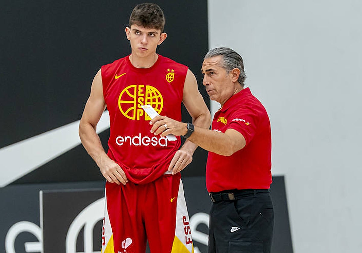 Scariolo da indicaciones a Sergio Delarrea.