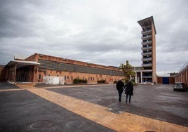 Un reo escupe, amenaza y tira una botella a una funcionaria en la cárcel de Alhaurín de la Torre