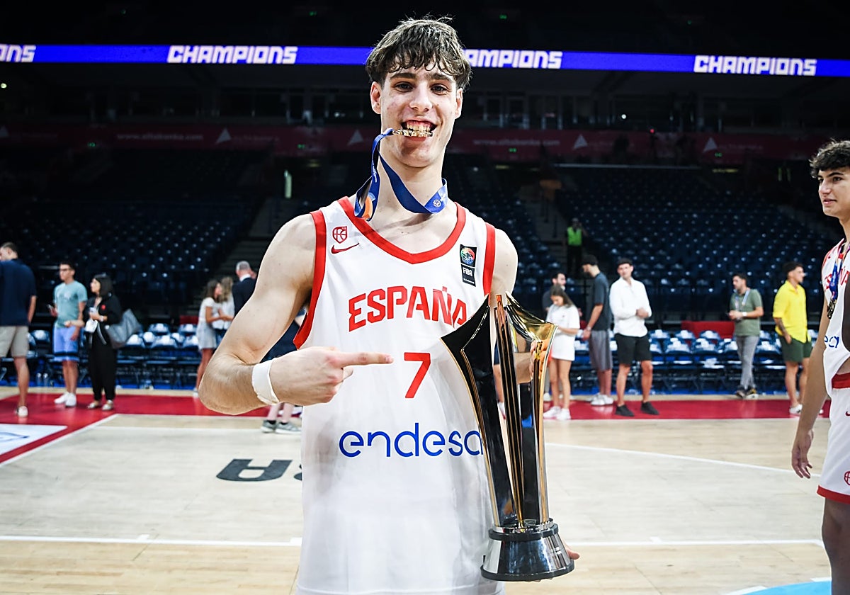 Guillermo del Pino posa con el trofeo de campeón de Europa logrado gracias a un triple suyo.