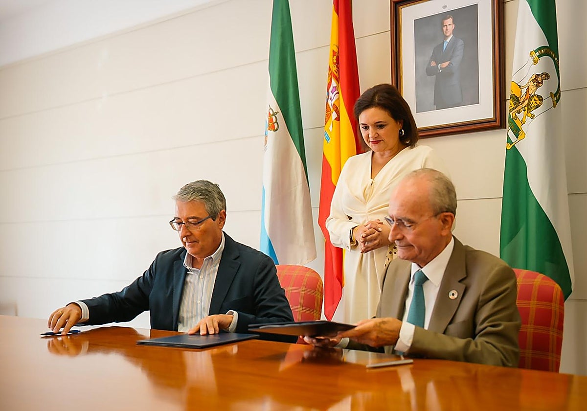 El presidente de la Diputación, la alcaldesa de Torremolinos y el regidor de Málaga, durante la firma de los acuerdos.