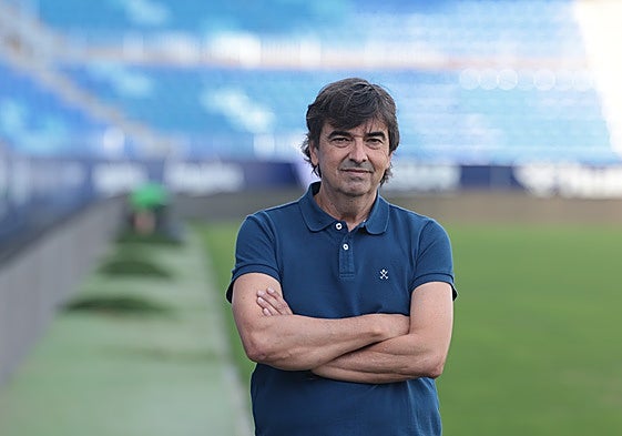 Virtoriano Giráldez Carrasco posa a pie de campo en La Rosaleda.