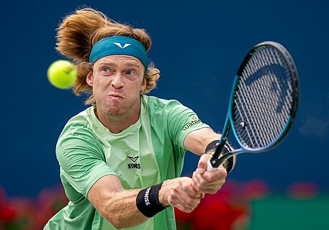 Andrey Rublev, en un revés a dos manos este domingo.