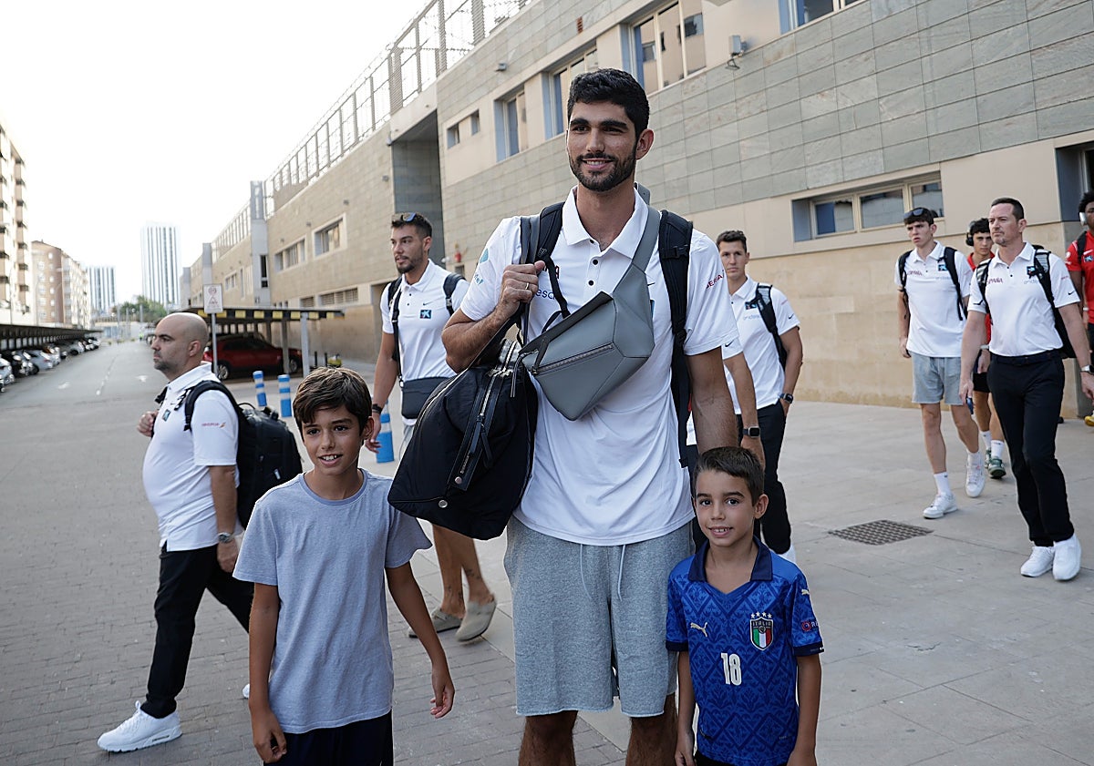 Imagen principal - La selección nacional de baloncesto, víctima del caos ferroviario, también llegó con retraso