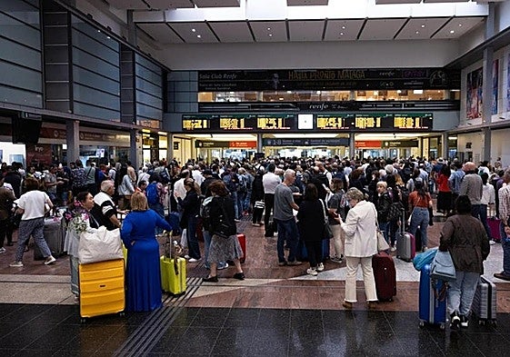 Viajeros esperando en el vestíbulo de la estación María Zambrano, en una imagen de archivo.