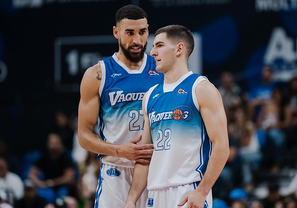 Chris Duarte, a la izquierda, habla con un compañeros.