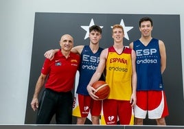 Enrique Salinas (preparador físico) posa con Mario Saint-Supéry, Alberto Díaz y Álvasro Folgueiras, los tres jugadores malagueños en las selecciones absoluta y B.