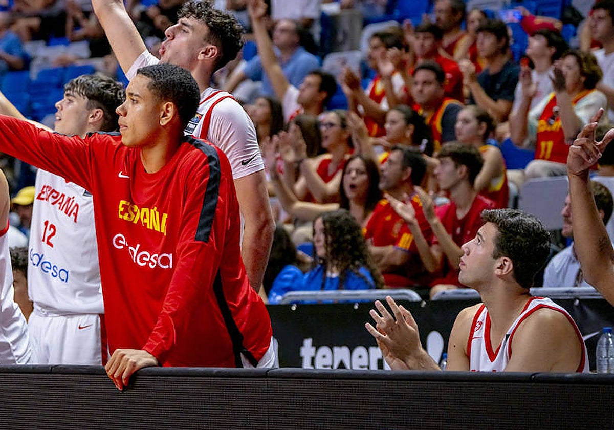 Folgueiras, sentado a la derecha, aplaude una canasta.