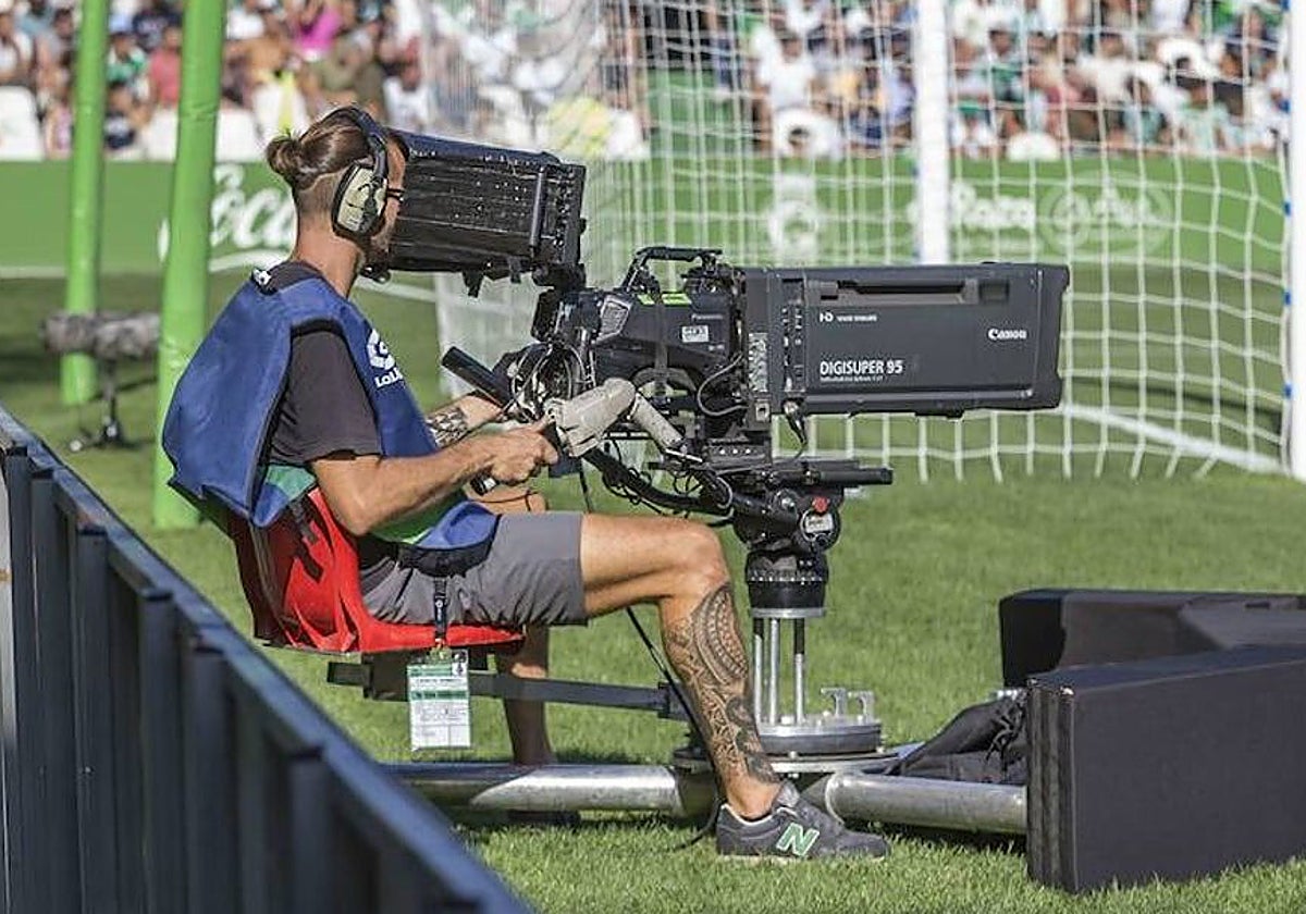 Un cámara, durante un partido de fútbol.