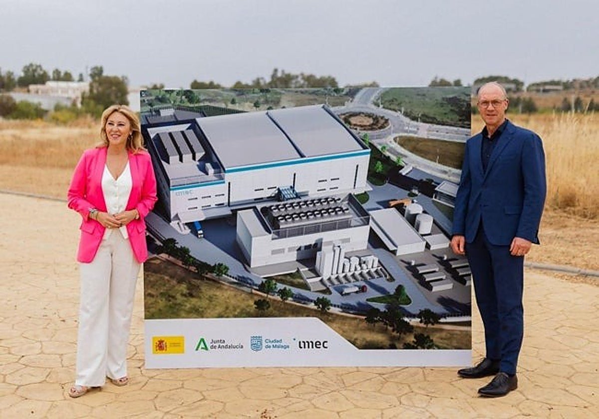 Carolina España y el CEO de IMEC, Jo de Boeck, delante de los terrenos donde se construirá el centro de microelectrónica.