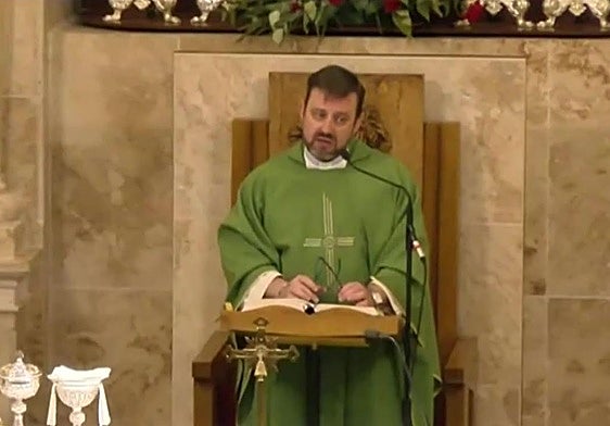 La aplaudida regañina del cura de Valdepeñas a los empresarios en plena misa: «Las horas extras se pagan»