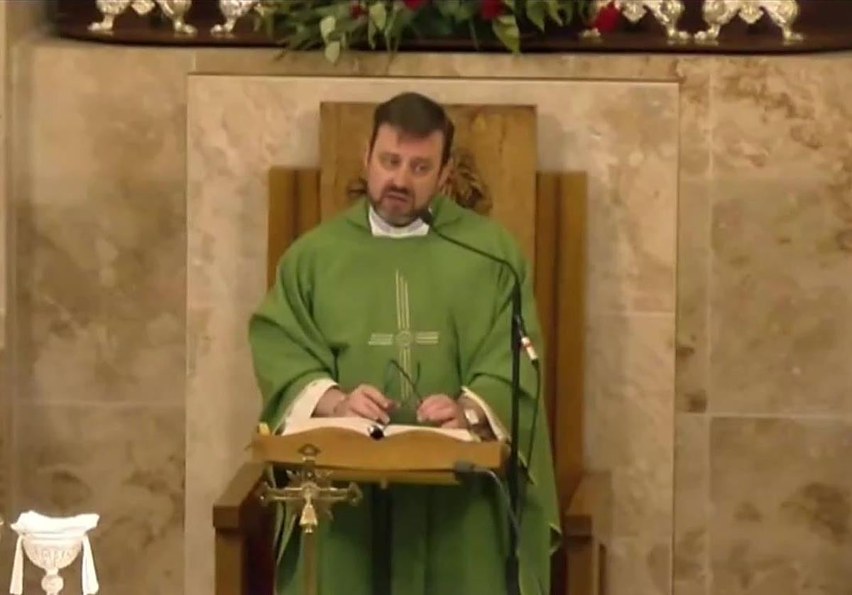 La aplaudida regañina del cura de Valdepeñas a los empresarios en plena misa: «Las horas extras se pagan»