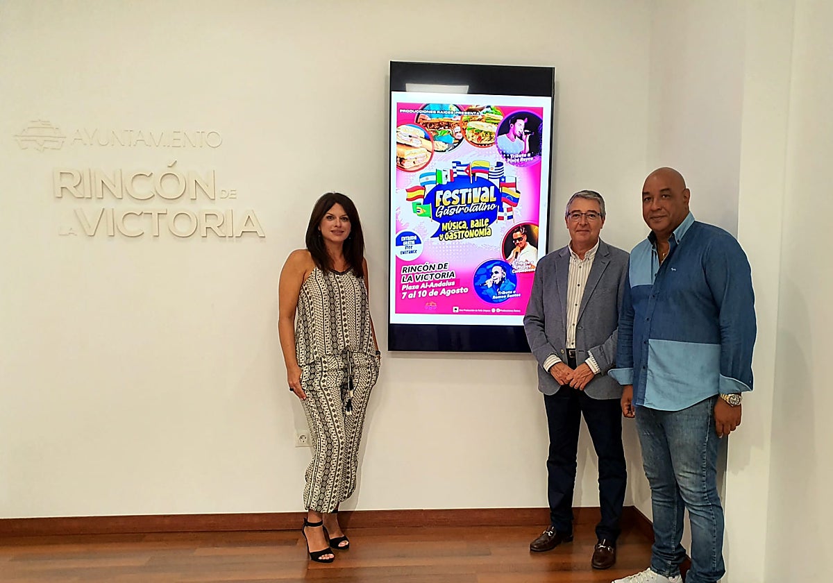 La concejala y el alcalde, junto al organizador del festival.