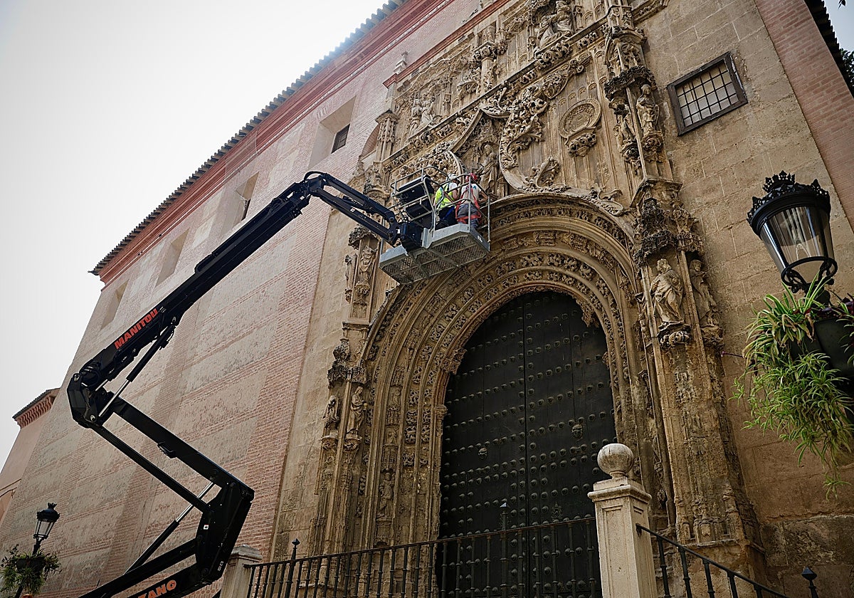 Trabajos de inspección y valoración de la fachada realizados este martes.