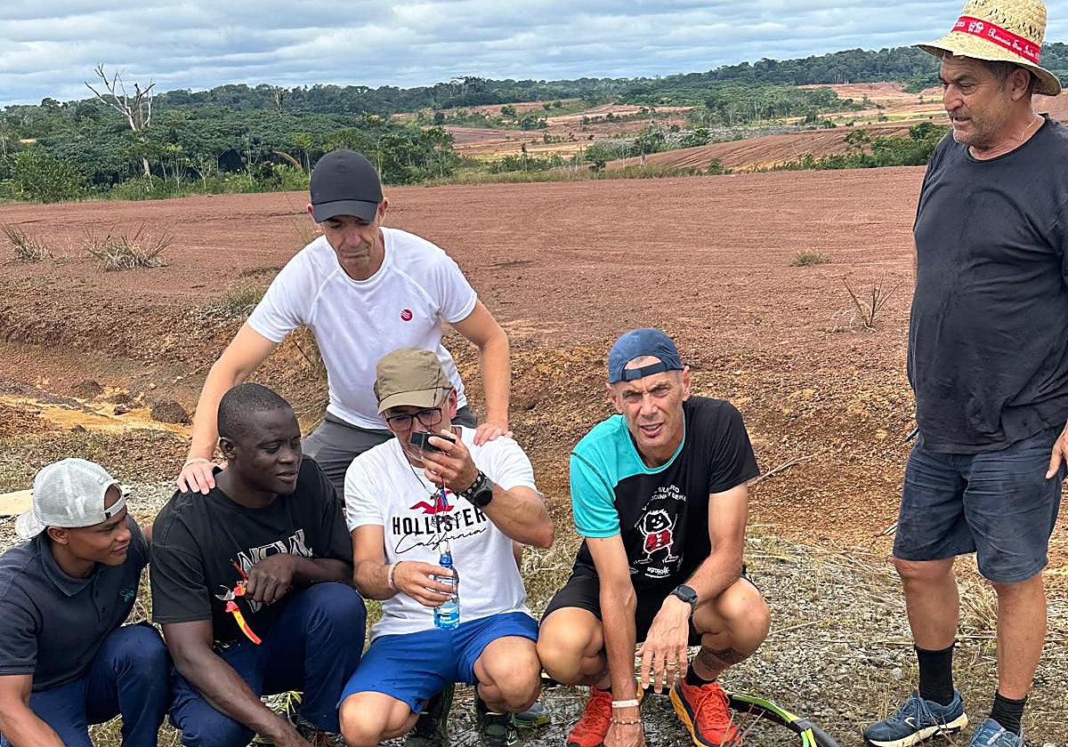 Francisco Martín, con una botella de agua, junto a varios integrantes de la ONG y vecinos del pueblo guineano.