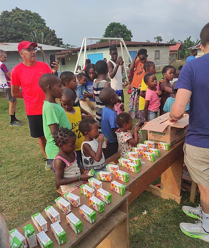 Imagen secundaria 2 - Tres imágenes de la actuación solidaria de la ONG malagueña en Guinea Ecuatorial.