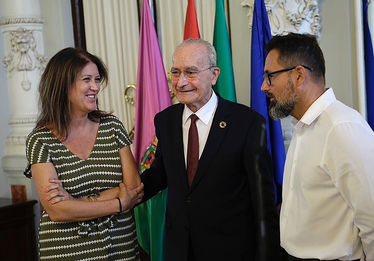 El alcalde, Francisco de la Torre, junto a Carmen Casero y Francisco Pomares.