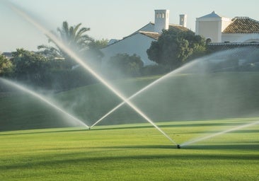 Imagen del riego de un campo de golf en la Costa.