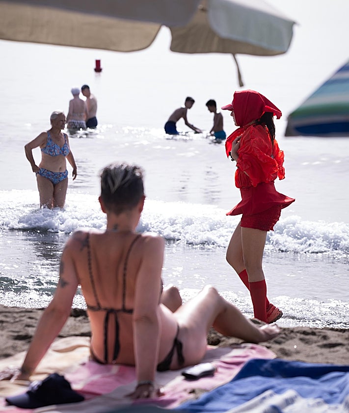 Imagen secundaria 2 - ¿Quién es la mujer de rojo que cruza las playas de Málaga?