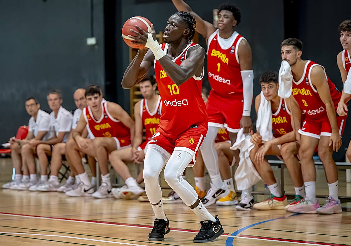 Ndiaye lanza un triple con la selección B.