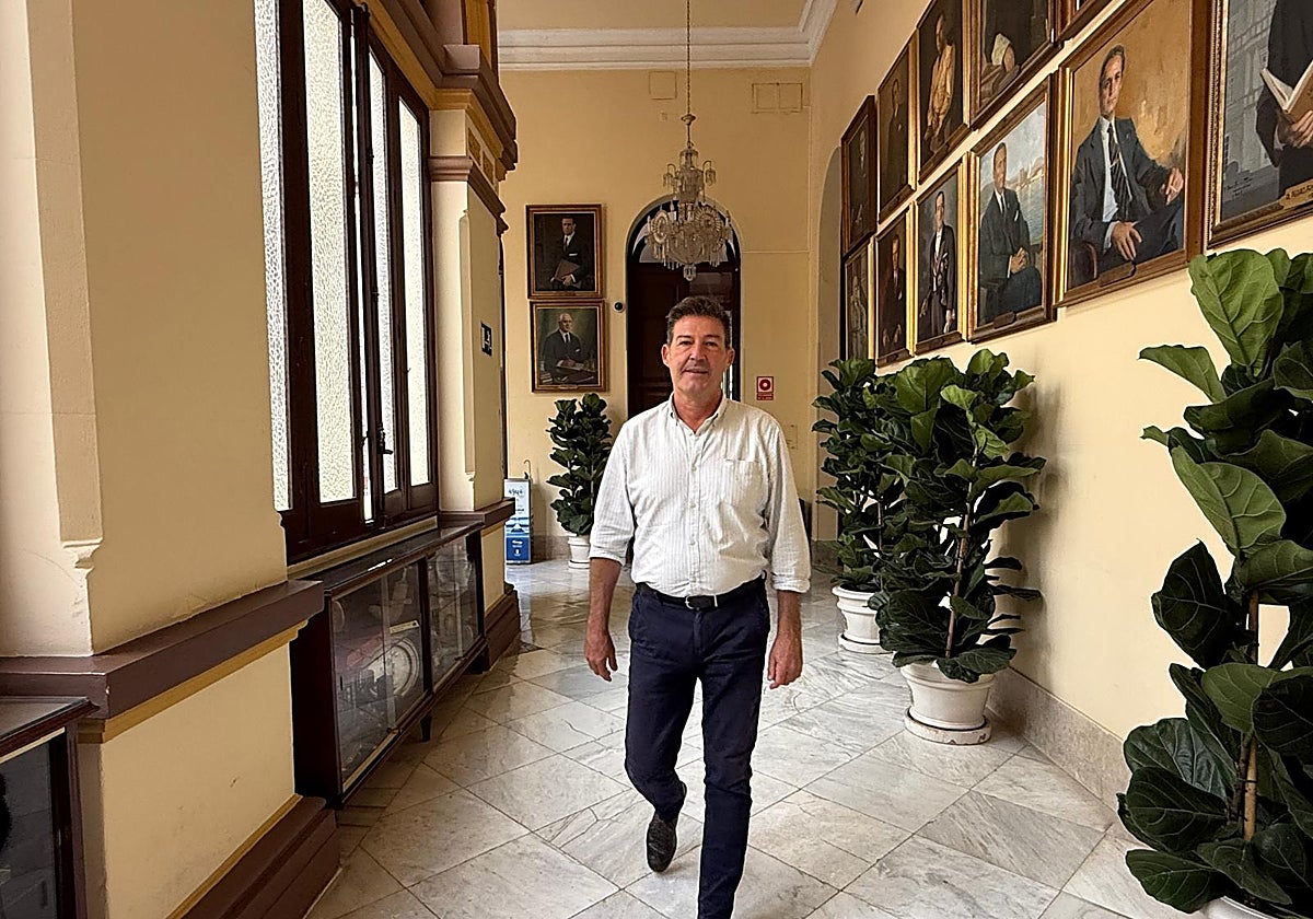 El portavoz de Vox, Antonio Alcázar, este miércoles, por los pasillos de la planta noble del Ayuntamiento de Málaga.