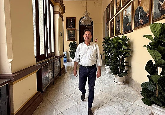 El portavoz de Vox, Antonio Alcázar, este miércoles, por los pasillos de la planta noble del Ayuntamiento de Málaga.