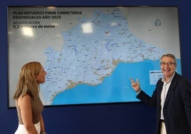 Nieves Atencia y Francisco Salado muestran el mapa con las carreteras afectadas.