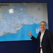 Nieves Atencia y Francisco Salado muestran el mapa con las carreteras afectadas.