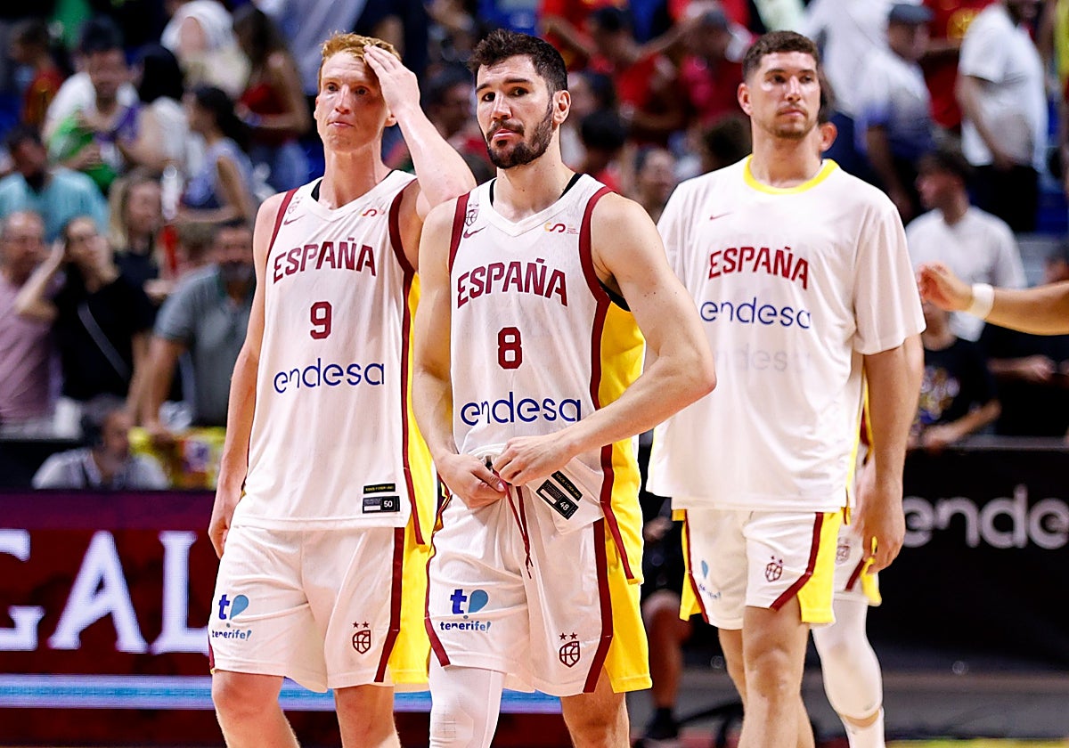 Díaz, Brizuela y Parra, tras la derrota ante Portugal.