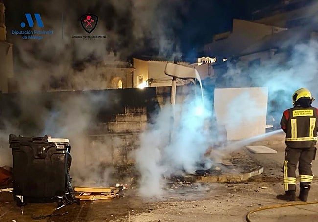 Los bomberos del Consorcio Provincial, actuando en la céntrica calle Arroyo de San Sebastián.