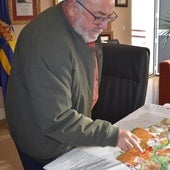 Joaquín Villanova consulta documentación en su despacho.